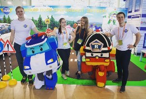 На игровой площадке «Робокар Поли» на Фестивале «Мультимир» прошли мастер-классы по ПДД и гонки на самокатах